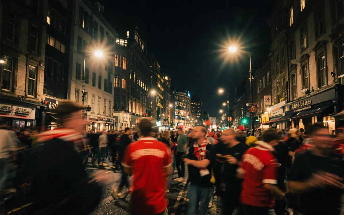 比赛结束后的城市夜景与人群，街灯下球迷挥舞旗帜，电影感纪实风格